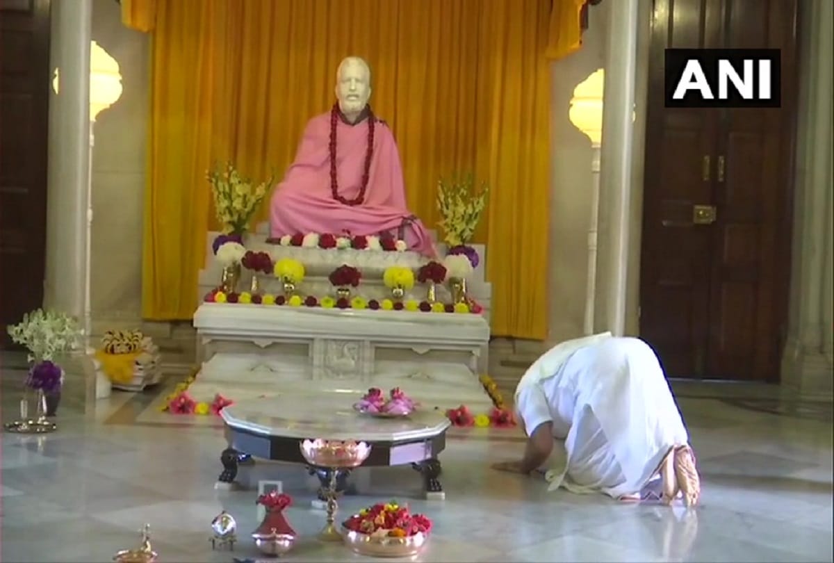 swami vivekananda jayanti PM Narendra Modi pays tribute at Belur Math
