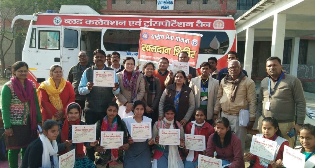 Teachers and girls become Mahadani by donating blood