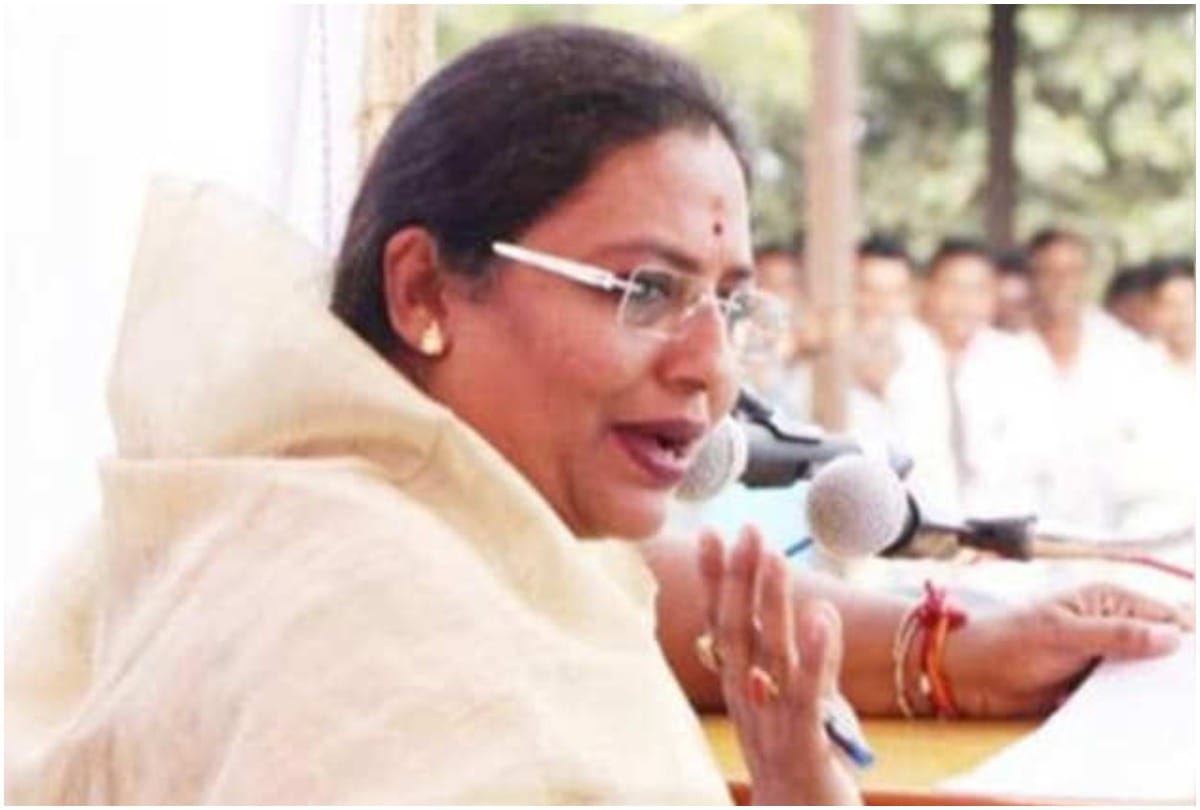 Touching a cow drives away negativity, claims Maharashtra minister yashomati thakur