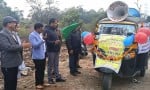 मोटाढांक में सड़क सुरक्षा जनजागरण रैली को हरी झंडी दिखाकर रवाना करते एसडीएम योगेश मेहरा।