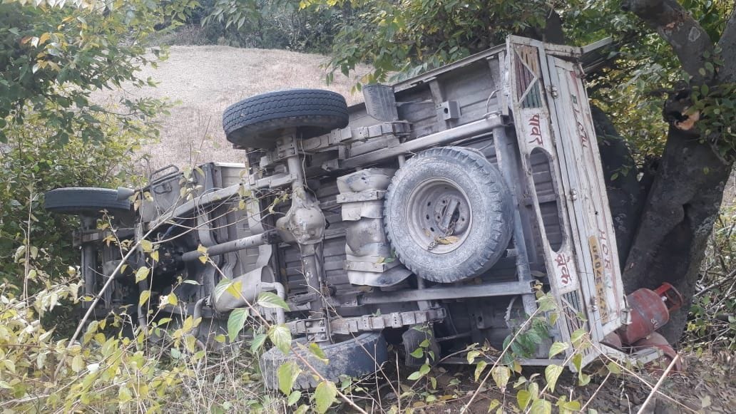 Pickup fell into the ditch, two injured