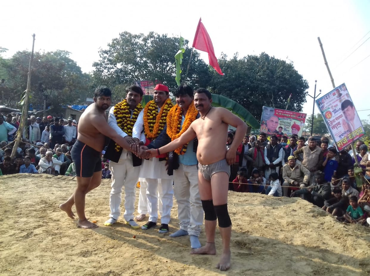 Baba Giridas of Ayodhya dusts Makal Singh of Rajasthan