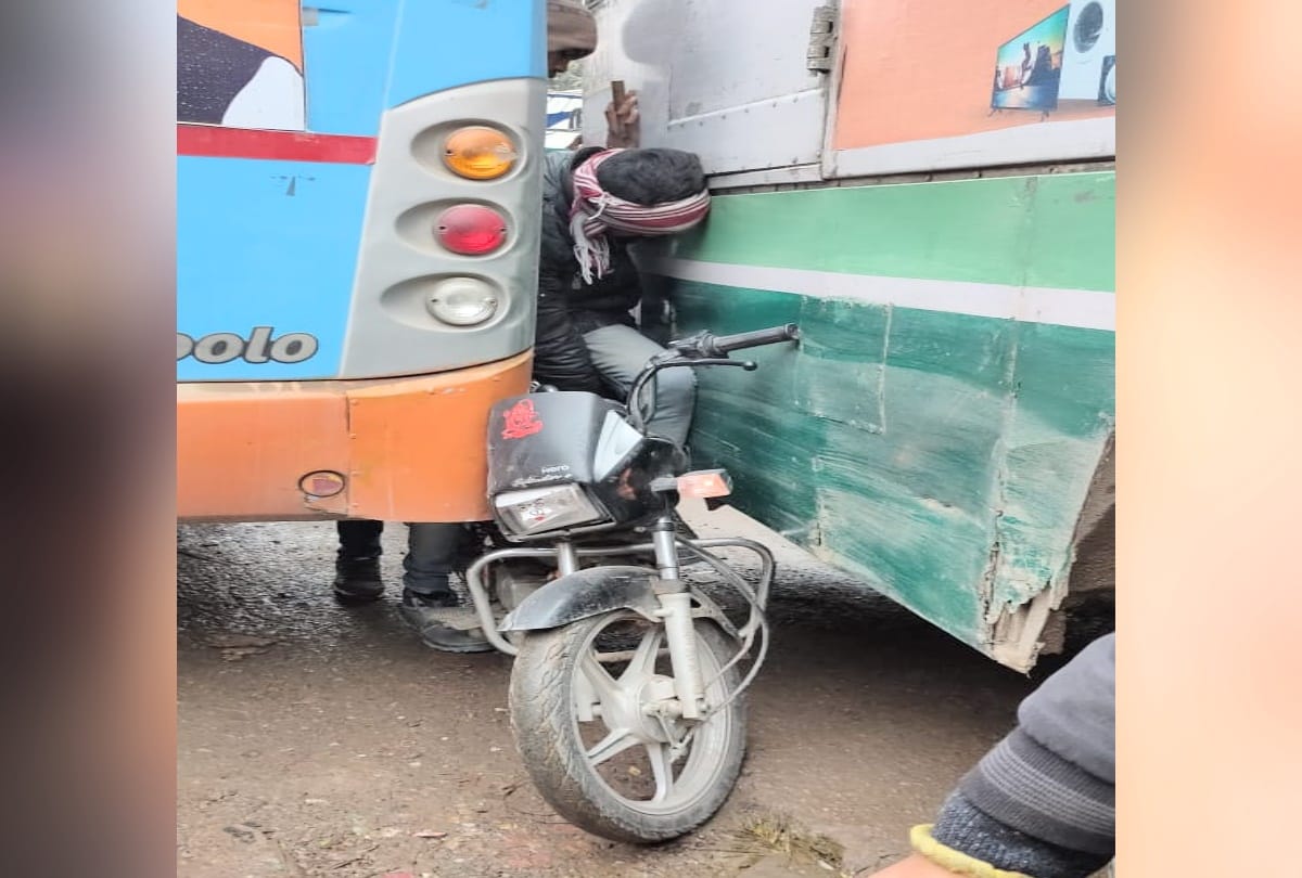 Bike rider trapped between two buses at kangra himachal