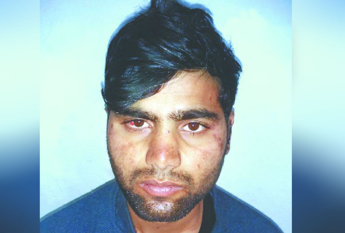 young man looted to give expensive gifts to girlfriend in agra