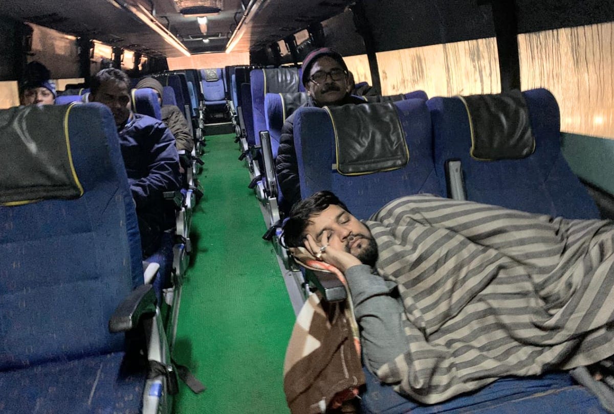 Anurag Thakur decided to travel from Una to Delhi, sleeping photo viral