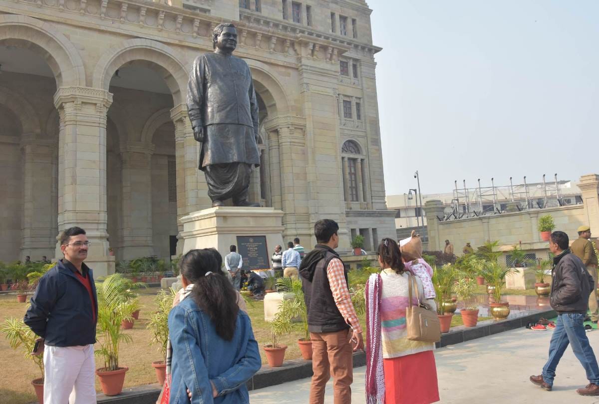 people visited lok bhawan to see the statue of atal bihari Vajpayee