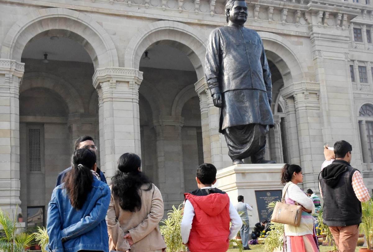 people visited lok bhawan to see the statue of atal bihari Vajpayee
