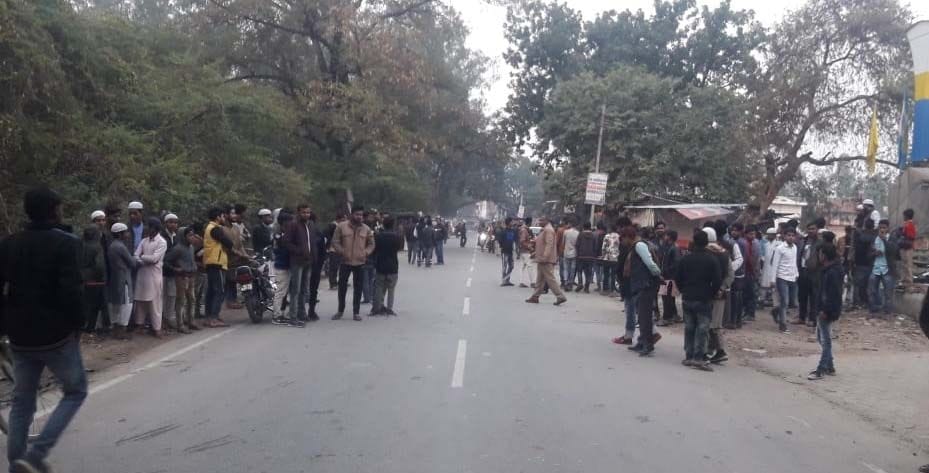 Ruckus over the death of an old man in an accident, family members jammed the carcass on the road, vandalizing the truck