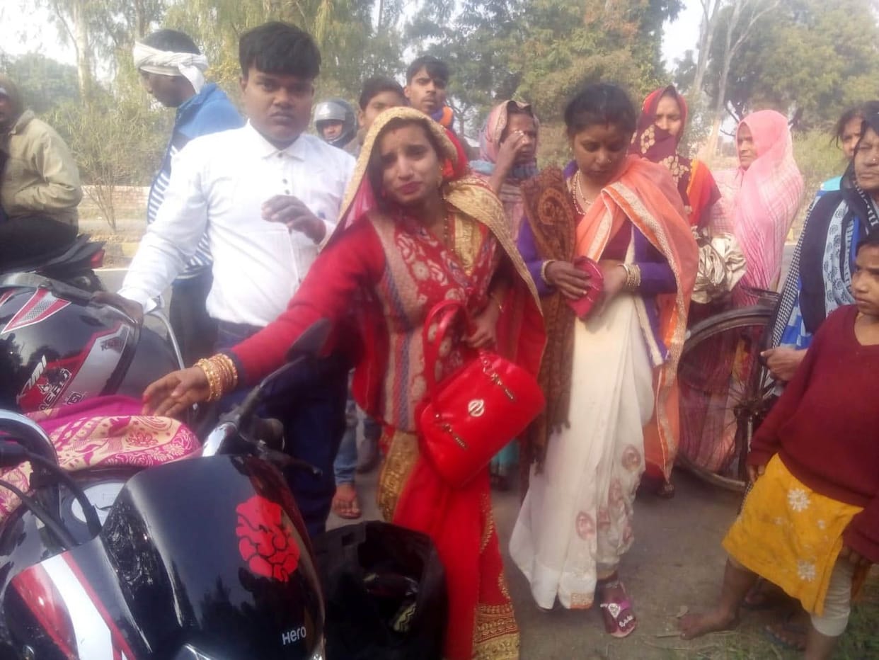 baik savaar dampati se loot ka prayaas, teen ghaayal