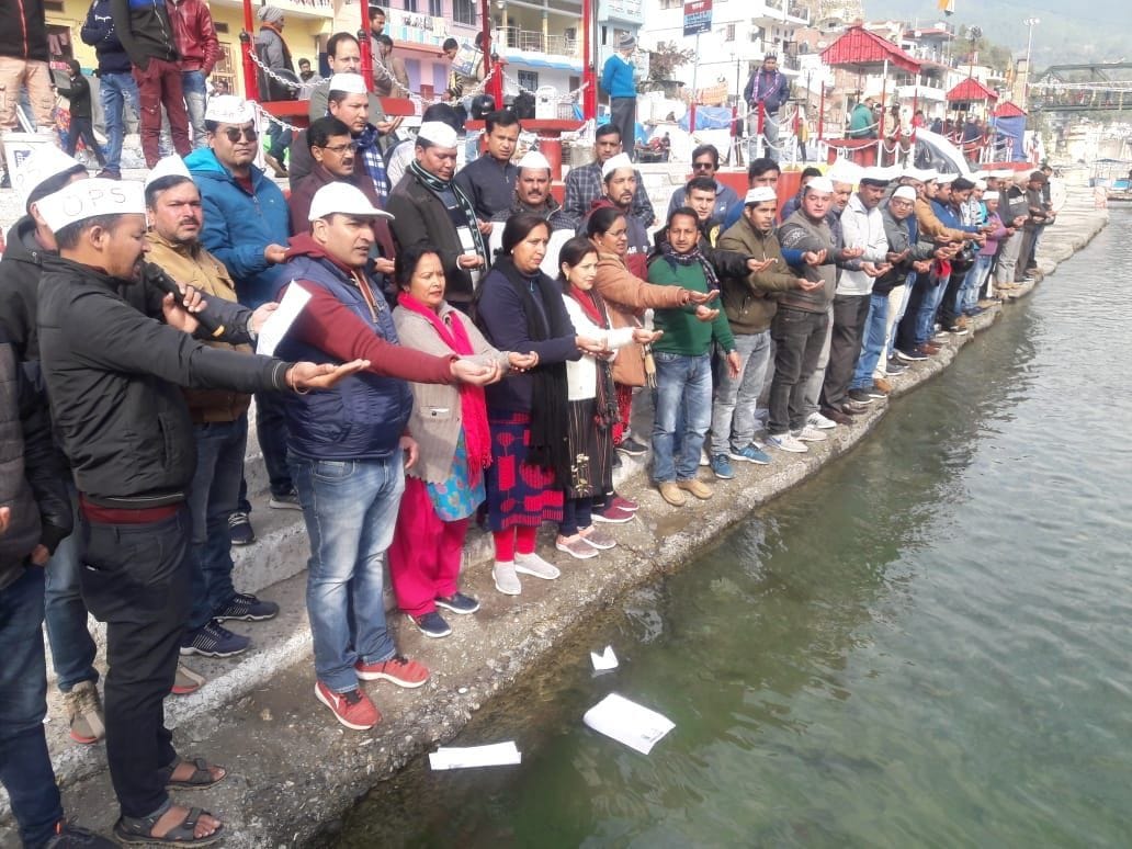 Demand for restoration of old pension, copies of Bahran Pran in Saryu