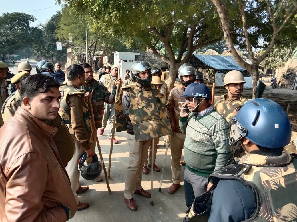 Police firing on disputed land, stone pelted