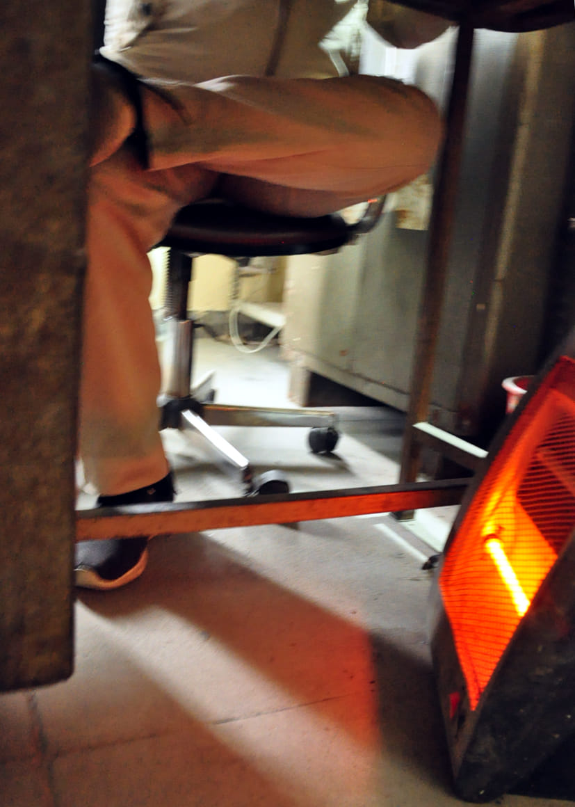 Officers heat the heater, children tremble on the sack