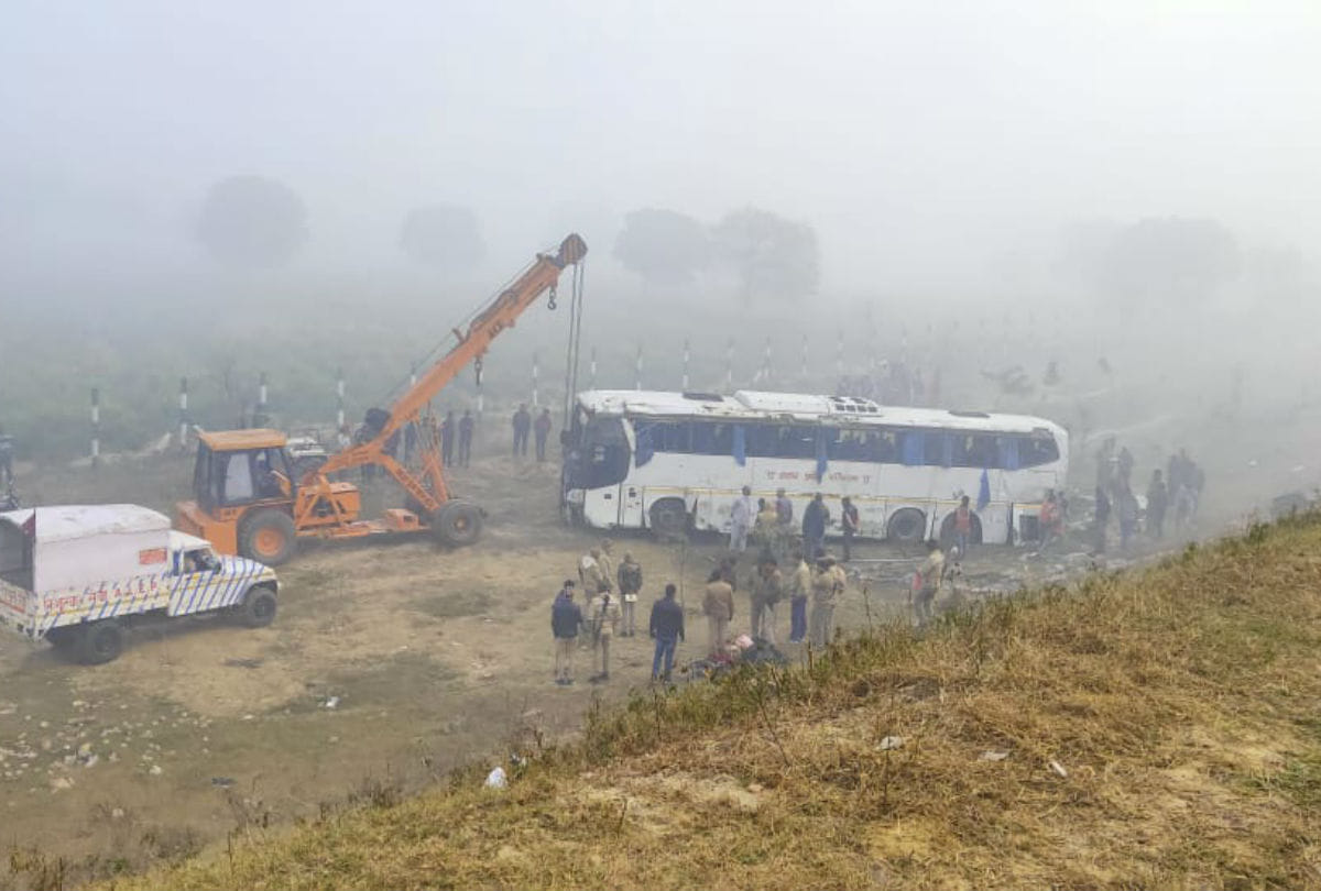 bus accident on agra lucknow expressway due to fog in agra