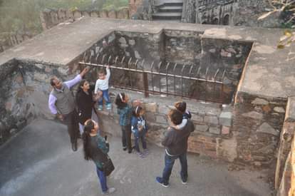 झांसी किले के अंदर बना प्राचीन फांसी घर का उपरी भाग यहां से फांसी की सजा पाने वाले को लटका जाता था।