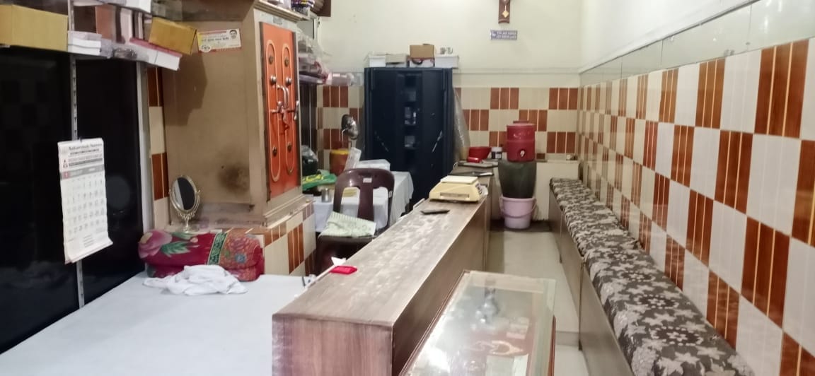 Jewelery shop looted by hostage