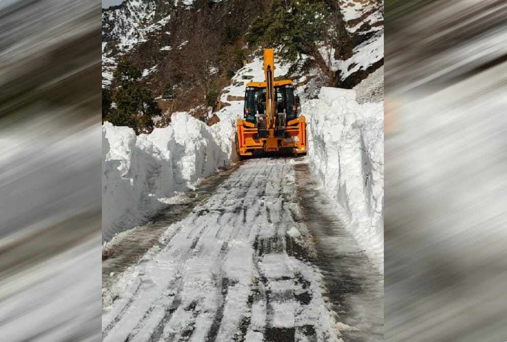 Snow Mountains On Thal Munsiyari Road, Not Open even 10th day