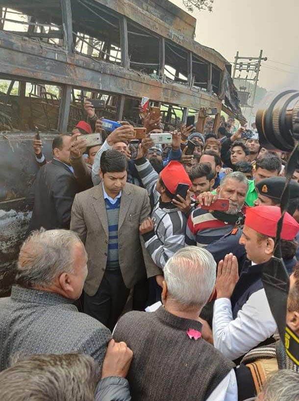 sarakaar chhipa rahee mauton ka aankada: akhilesh yaadav