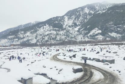 tourist stranded for hours after Landslides on the Chandigarh Manali nh, avalanche in Lahaul
