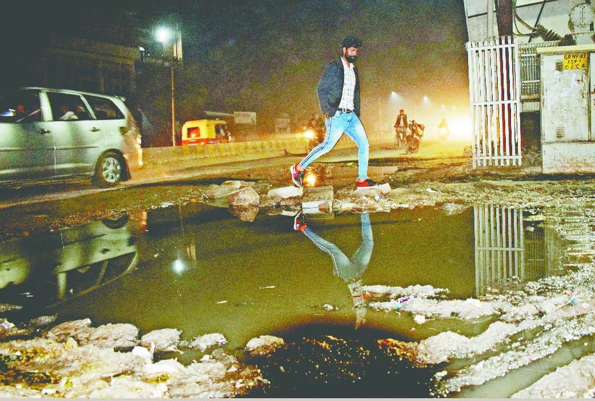 woman death in accident due to potholes on road in agra