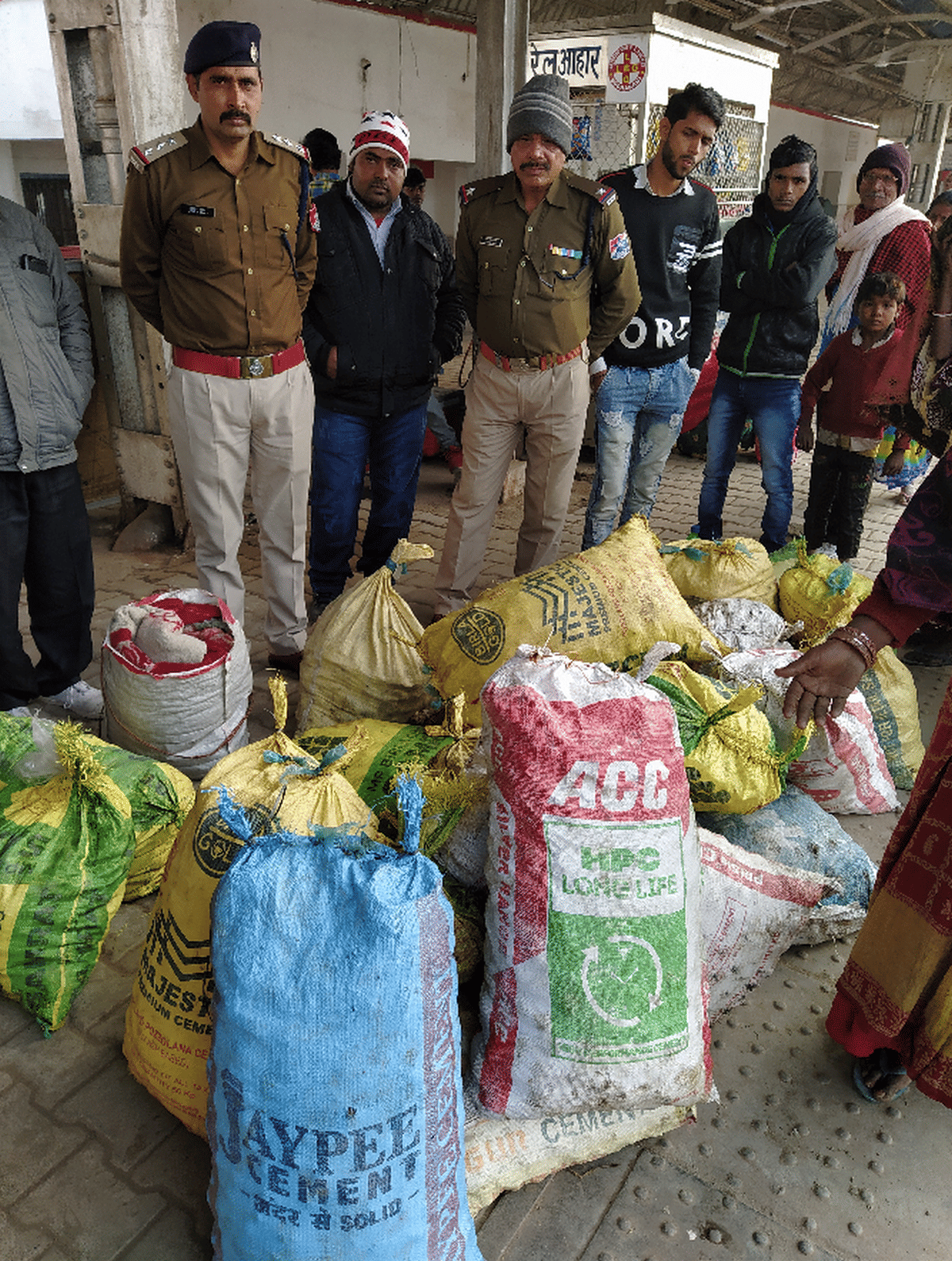RPF recovered 48 sack snails from sadbhawna express train ghazipur