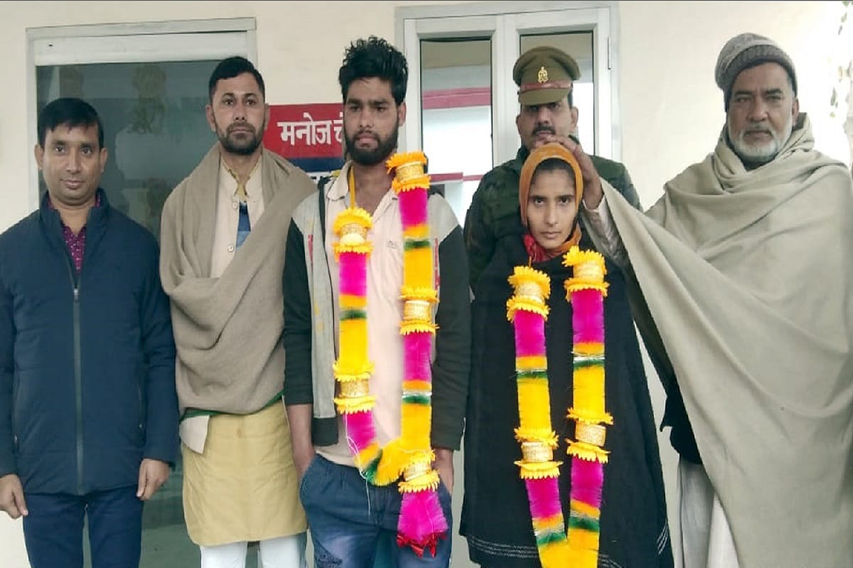 A couple is marriage in police station at Saharanpur city