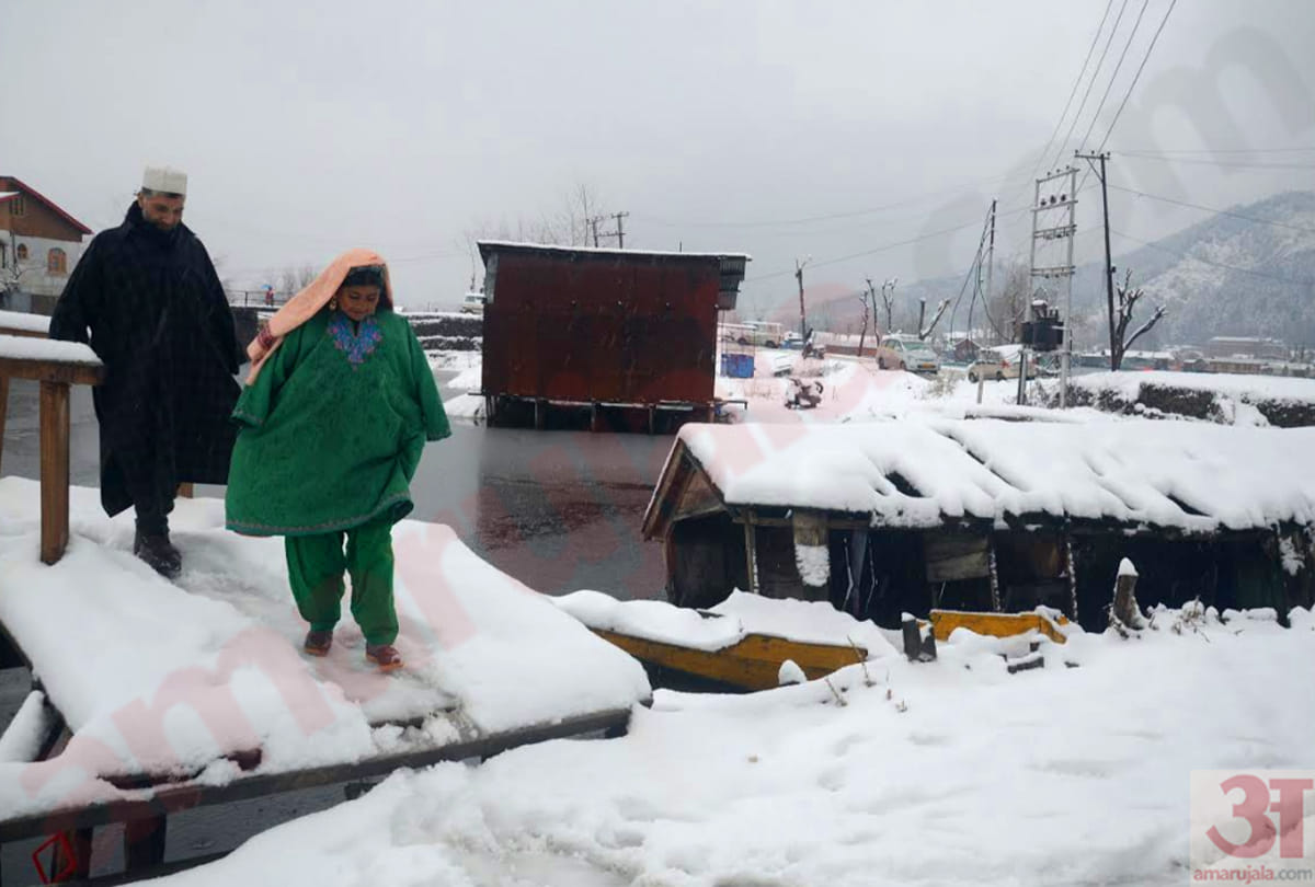 Jammu Srinagar highway opened one way, photos of jammu kashmir snowfall