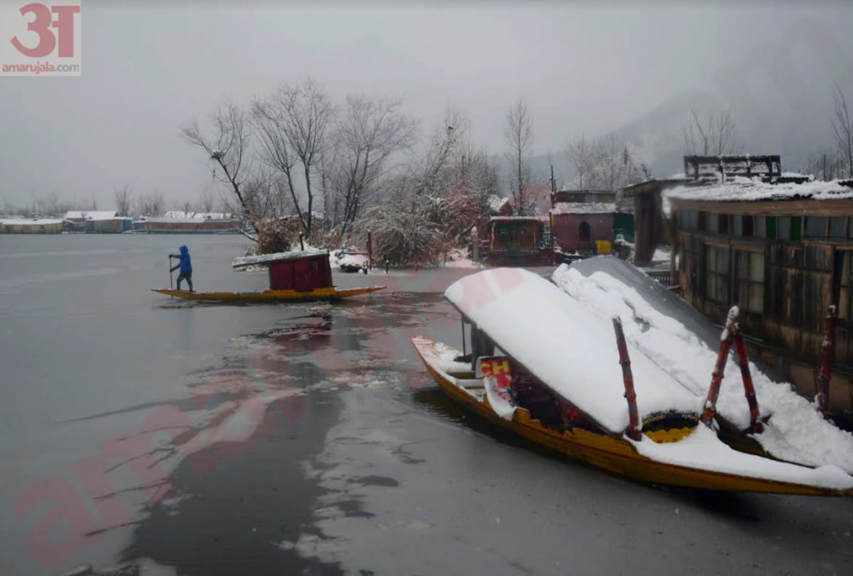 Jammu Srinagar highway opened one way, photos of jammu kashmir snowfall