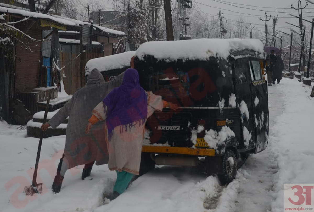 Jammu Srinagar highway opened one way, photos of jammu kashmir snowfall