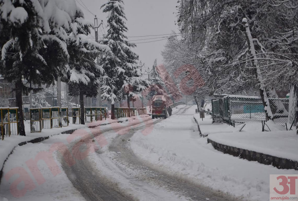 Jammu Srinagar highway opened one way, photos of jammu kashmir snowfall