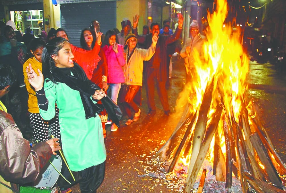 Lohri 2020 Celebration in uttarakhand during rainfall photos