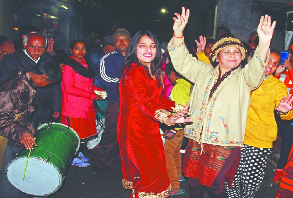 Lohri 2020 Celebration in uttarakhand during rainfall photos