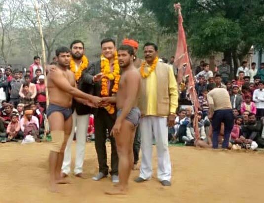 Chitrakoot: Wrestlers show bets in Dangal