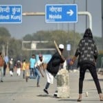 शाहीन बाग में प्रदर्शन के दौरान सड़क पर क्रिकेट खेलते बच्चे