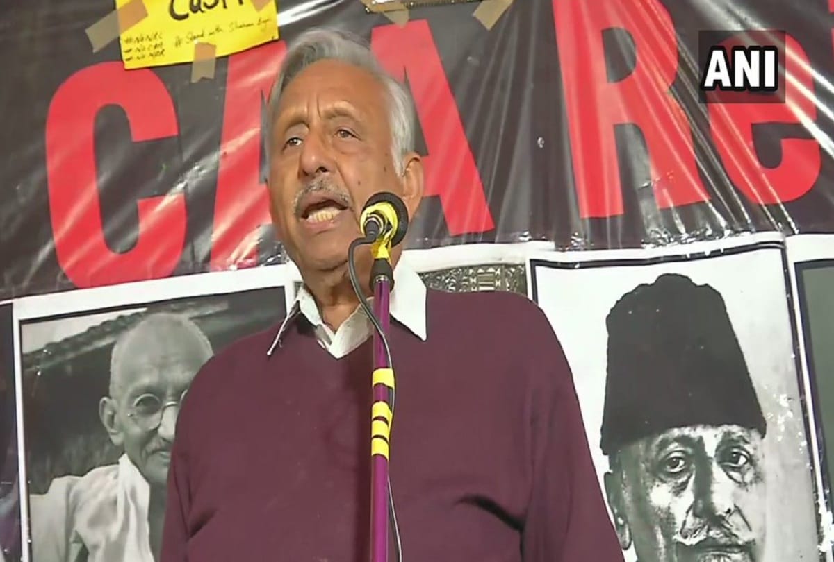 Congress leader Mani Shankar Aiyar joins protest against CAA and NRC in Shaheen Bagh