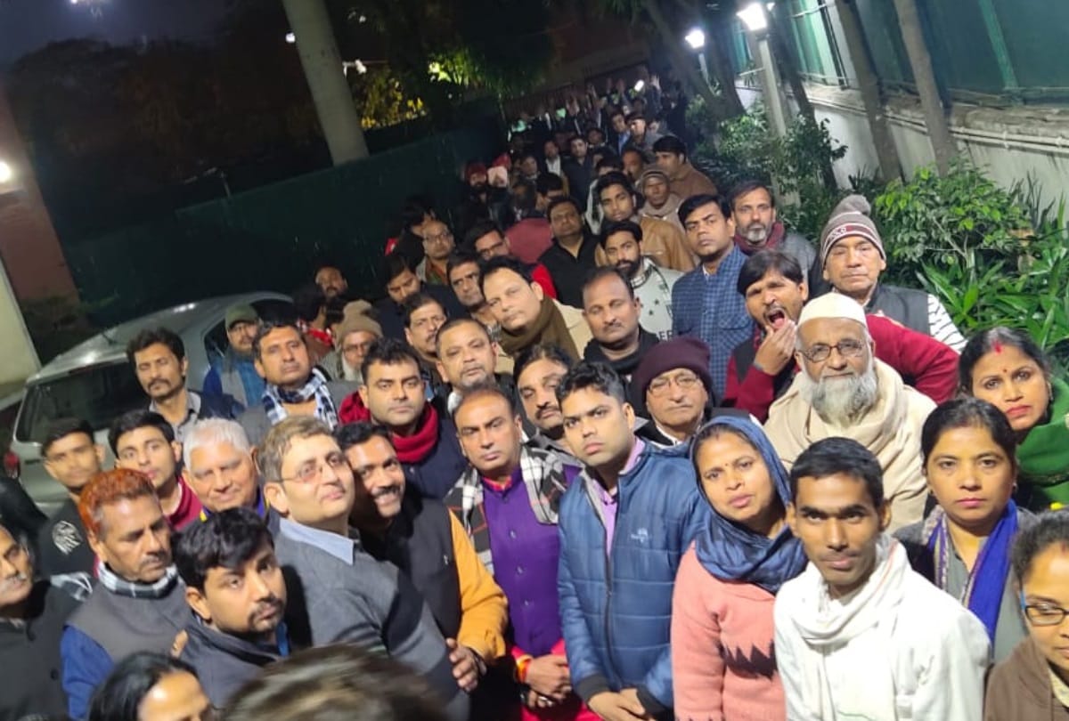 aap volunteers protest outside sisodia house against netaji ram singh for joining aap
