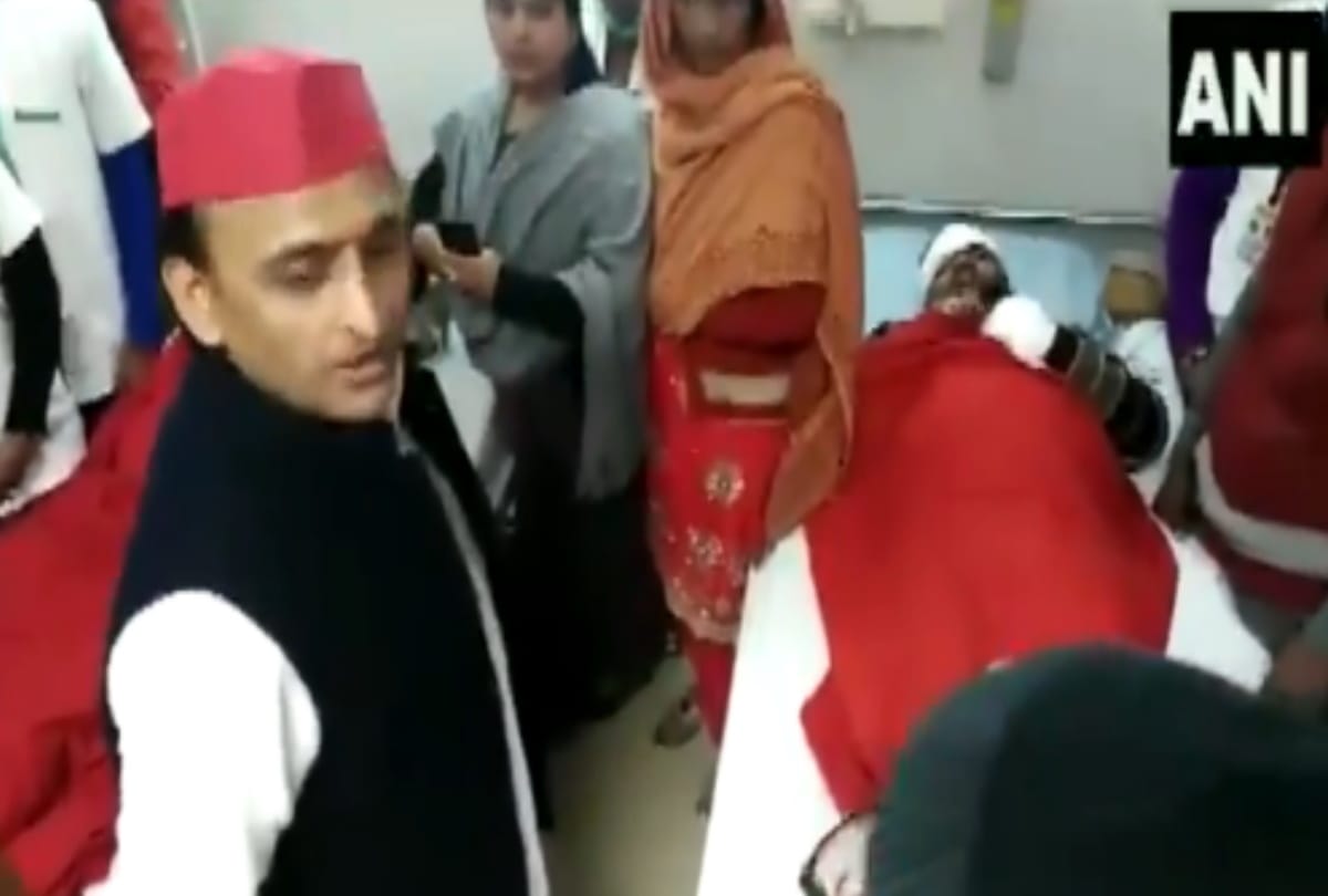 war of words between Akhilesh and Subrat Pathak for dimple yadav