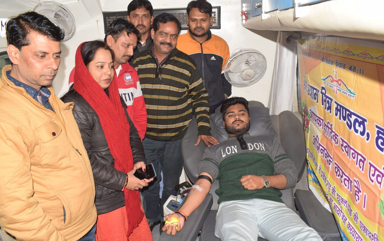 20 shyam mitra donate blood