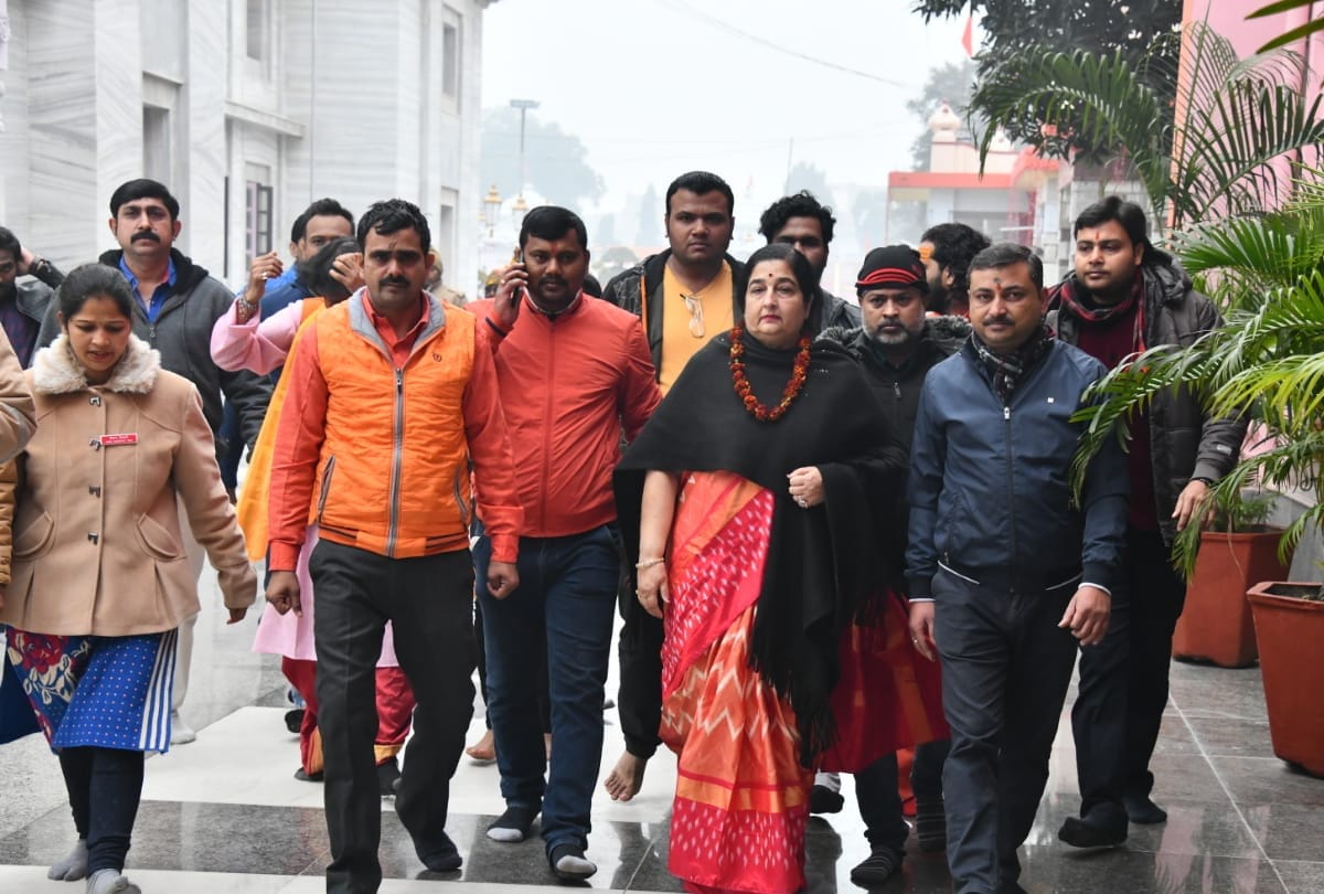 bollywood famous singer anuradha paudwal meet up chief minister yogi adityanath