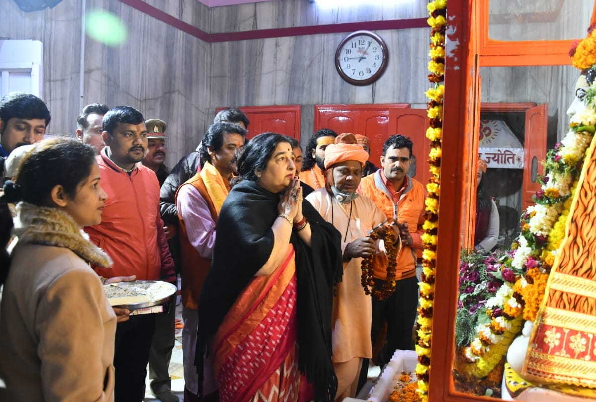 bollywood famous singer anuradha paudwal meet up chief minister yogi adityanath