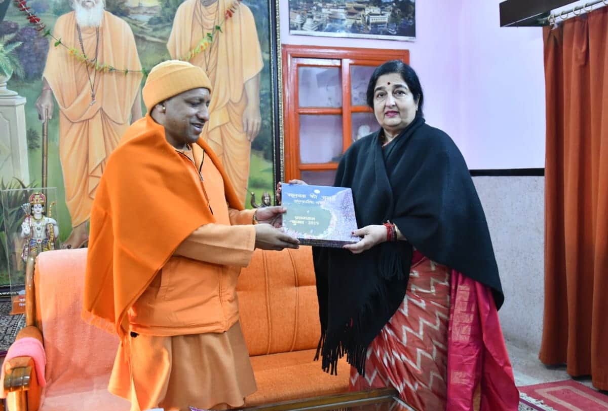 bollywood famous singer anuradha paudwal live performance at gorakhpur mahotsav main stage