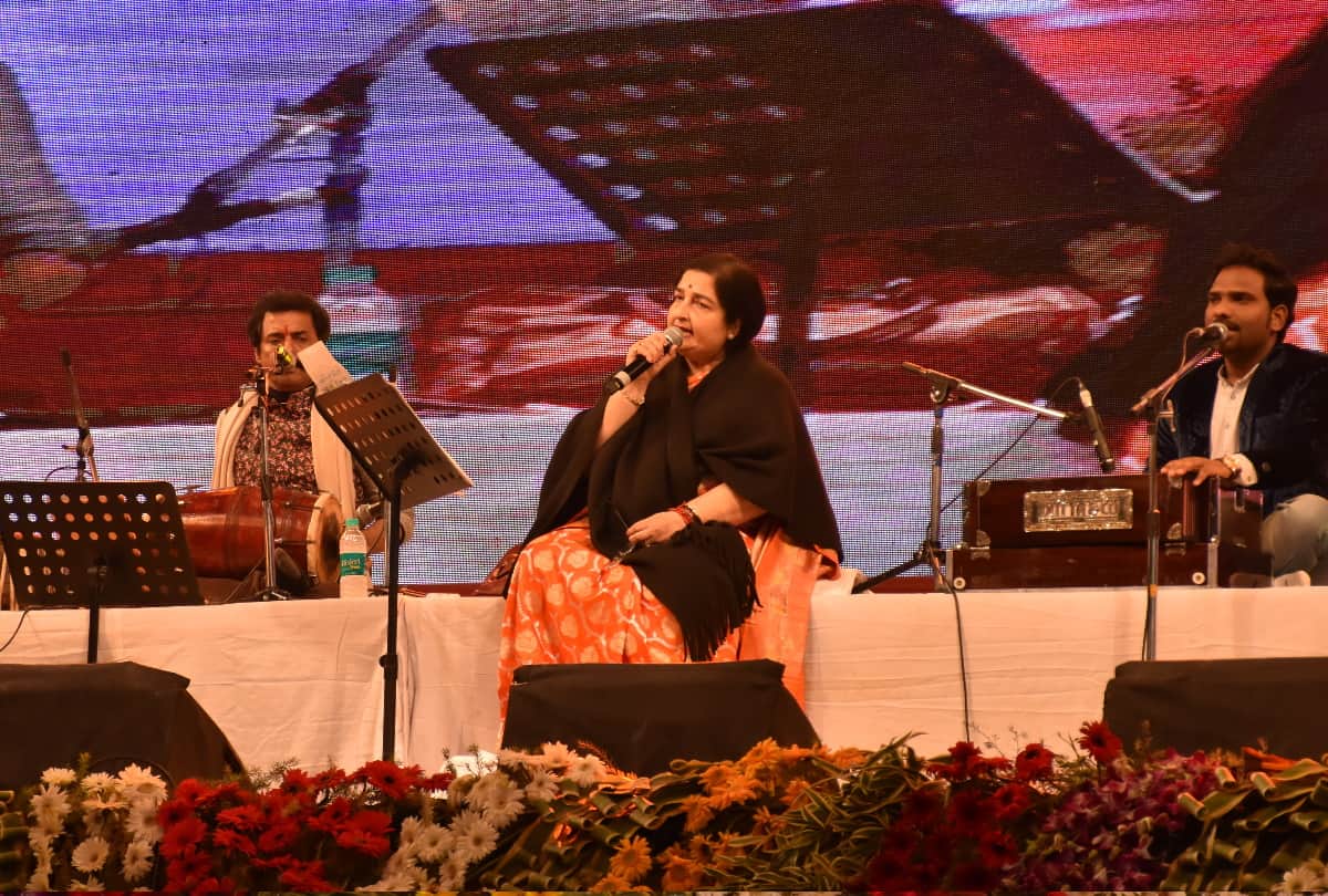 bollywood famous singer anuradha paudwal live performance at gorakhpur mahotsav main stage