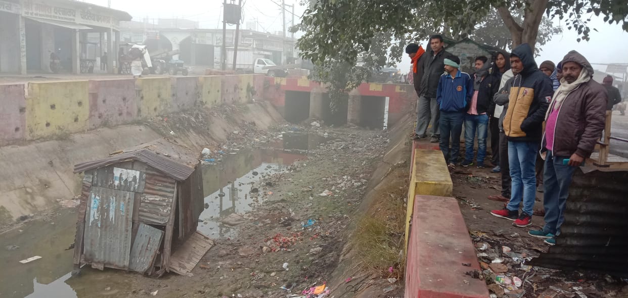 Anarchists overturned in the canal
