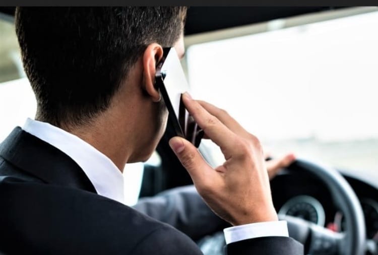 Traffic police will issue a challan if it is done on mobile by stopping the car on the road