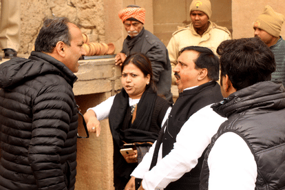 प्रियंका गांधी के कार्यक्रम में काग्रेसं नेता को रोक दिया गया श्रीमठ के बाहर हंगामा करते हुए।