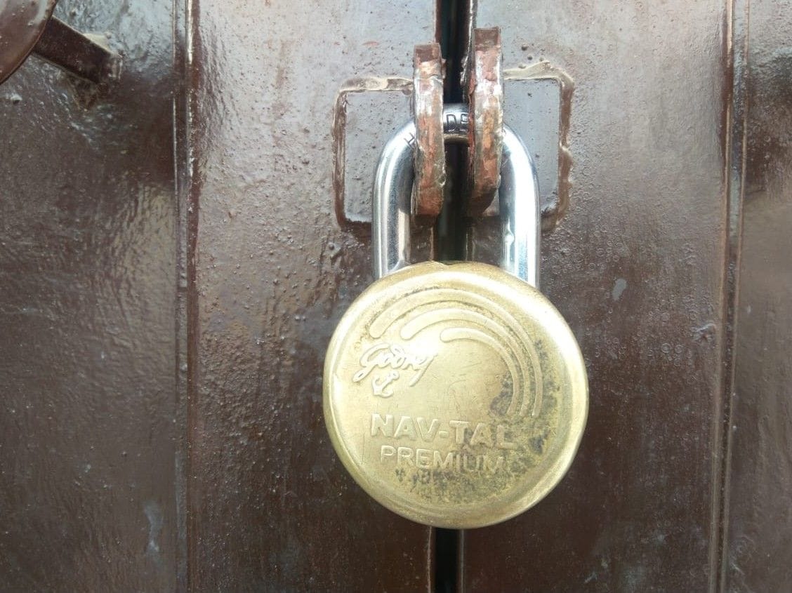 Hathras: Thieves try to break the lock of the house