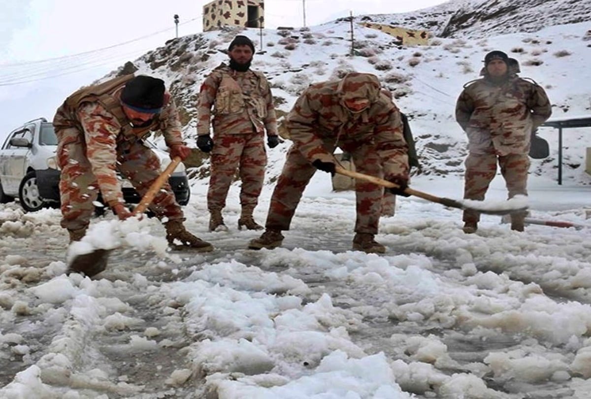 Heavy rain and snowfall in Pakistan and Afghanistan, many missing, highway affected