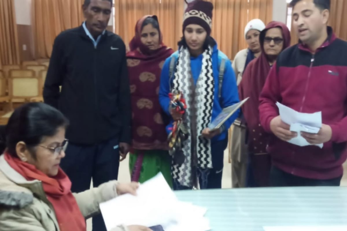 wrestling indu kumari reached DM office in Meerut to return medals won from home and abroad