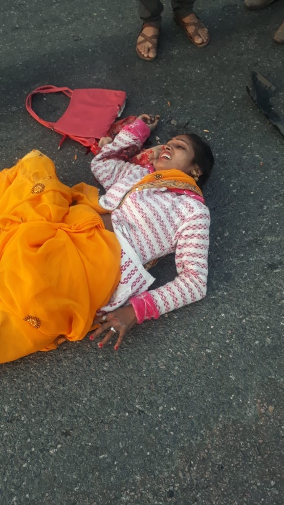 Anna collided with bike on highway,The couple fell, the truck coming from behind crushed the woman's hand