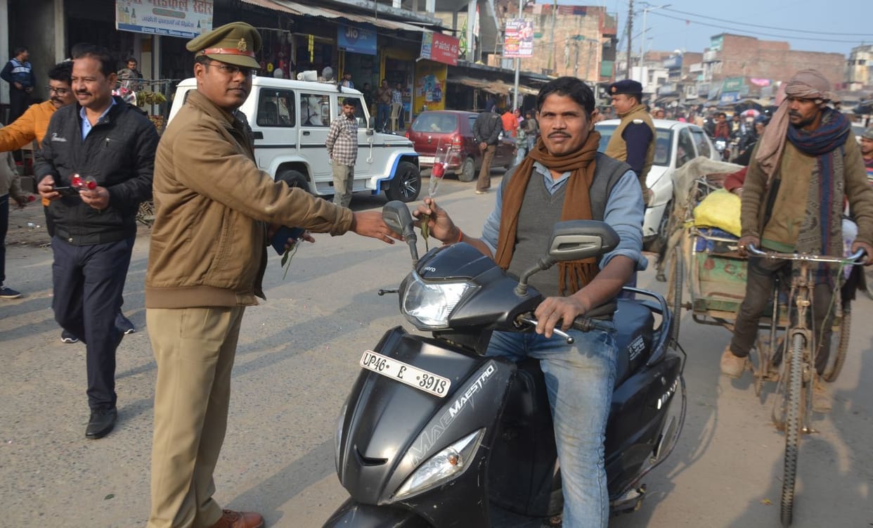Giving people roses appeals for compliance with traffic rules