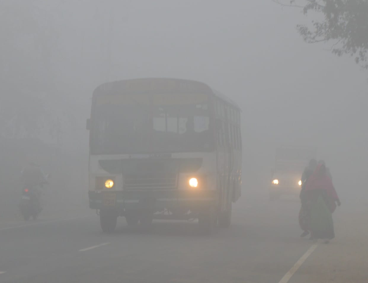 Hathras: Jhumjh rains increased the melting, cold people